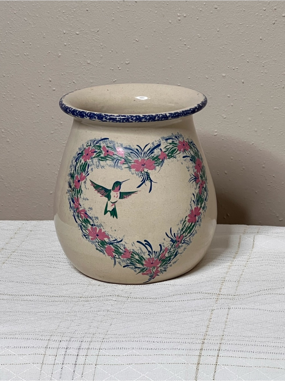 Home & Garden Party Stoneware Crock USA 1999 Hummingbird Heart 4" Utensil Holder
